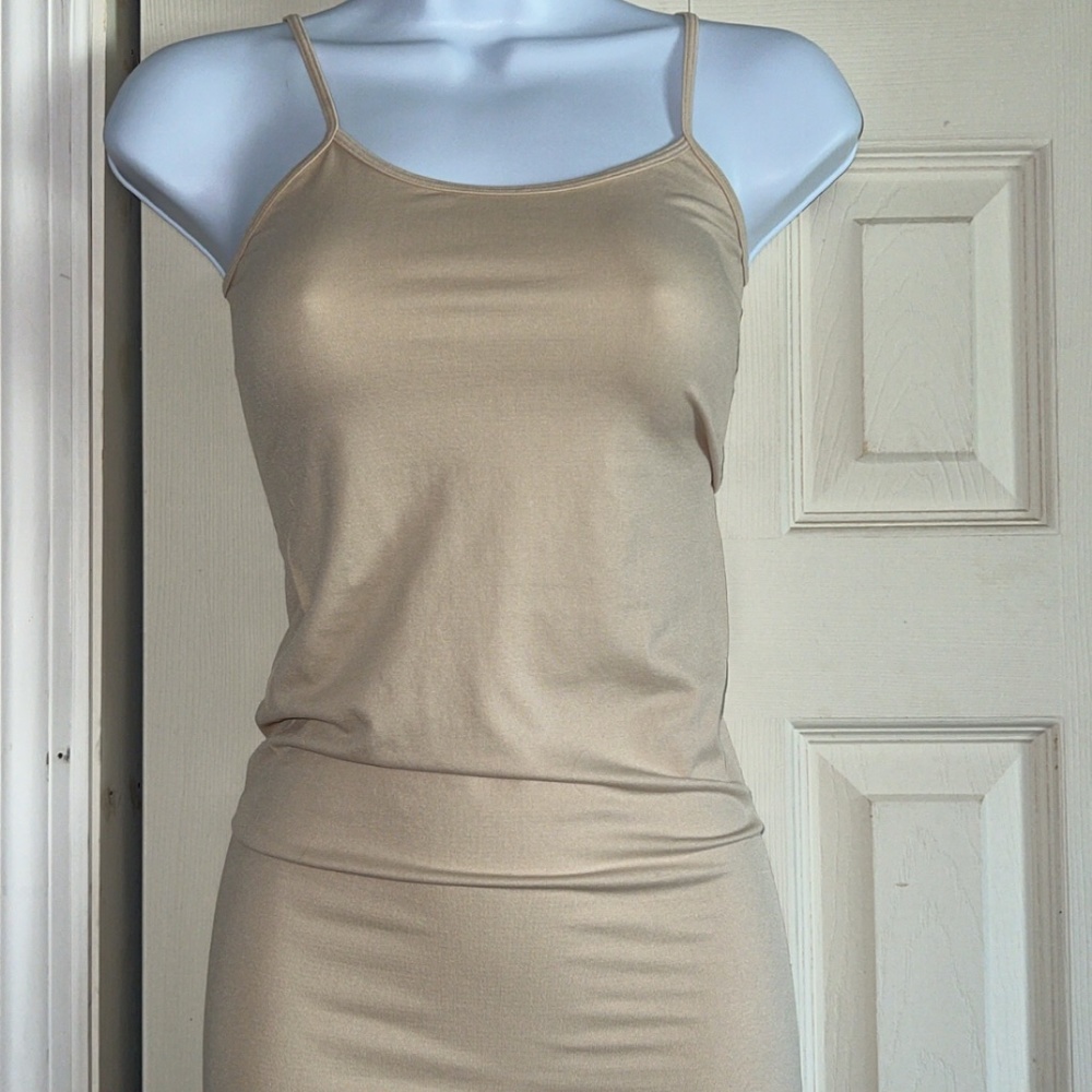 DYANAMIC SEAMLESS APPAREL CREAM SPAGHETTI STRAP TANK TOP